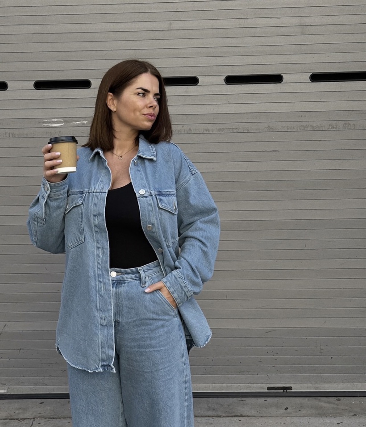 Mariane Michels im Jeanshemd mit Kaffeebecher